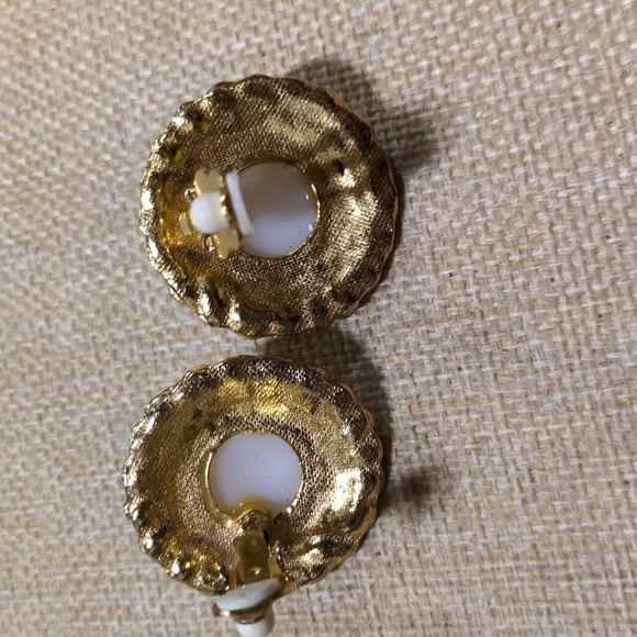 vintage faux pearl black enamel clip-on earrings - Picture 5 of 6